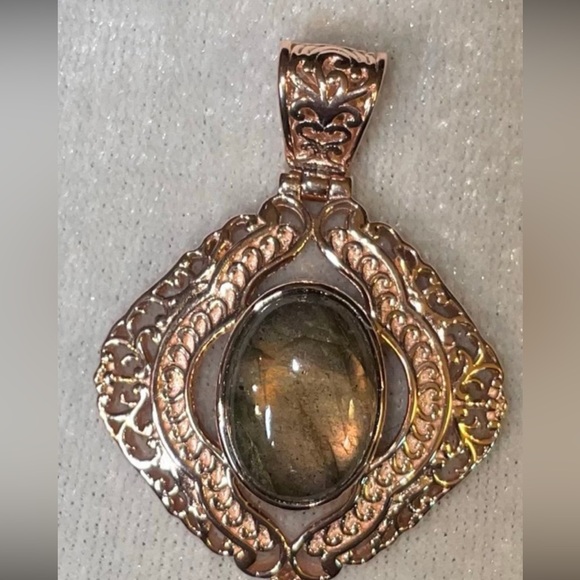 Glowing Laborite pendant surrounded by a beautiful sterling filigree design - Picture 3 of 4